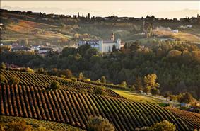 Die Provinz von Asti, Weinberge, Kirchen und Schlösser