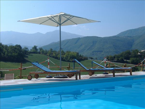 piscina e panorama: Agriturismo Pesaro e Urbino
