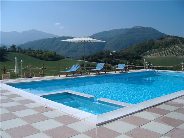 piscina con idromassaggio: Agriturismo Pesaro e Urbino