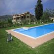 la piscina con  la cascina