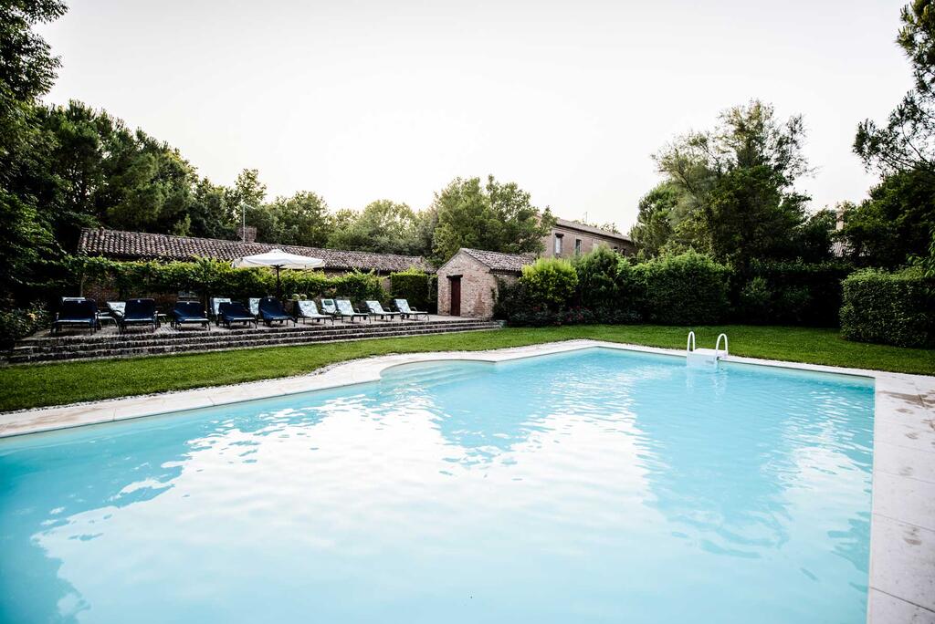 la nostra piscina attrezzata con lettini da sole: Agriturismo Rovigo