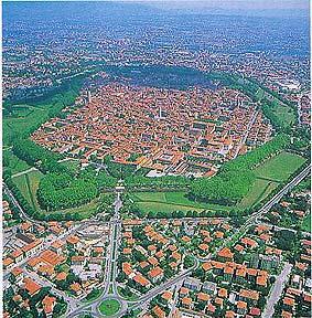 Besuchen Lucca - Führer zu den Ferien Lucca